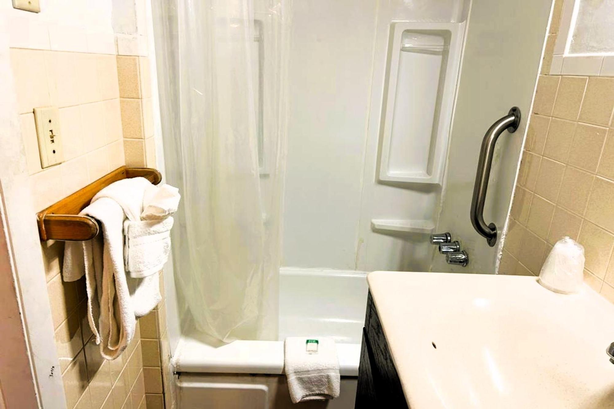 Buena Vista Inn Motel Delhi 外观 照片